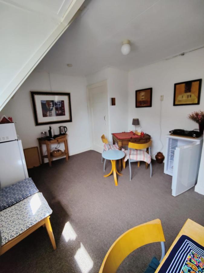Homestay Art Gallery 274 *